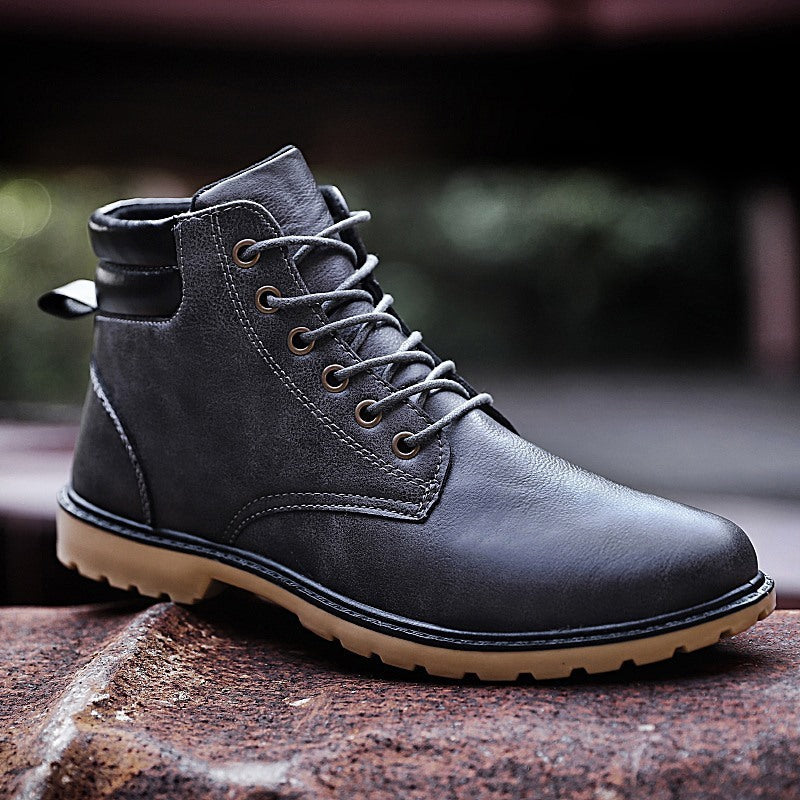 Lightweight casual shoes with thick soles